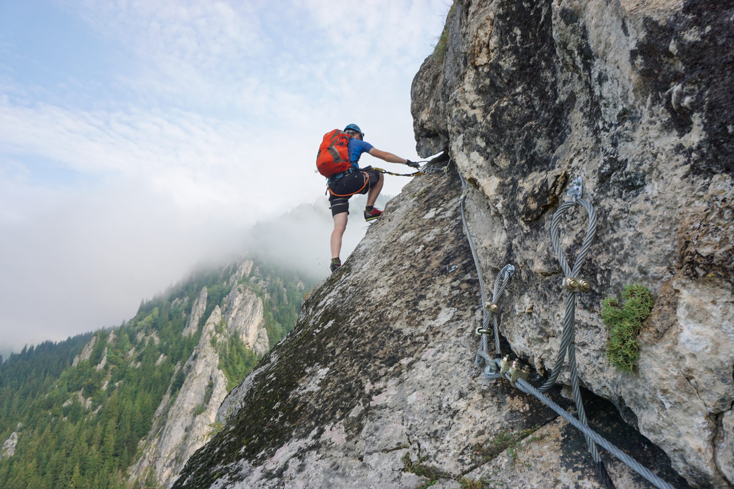 Homme qui escalade une montagne
